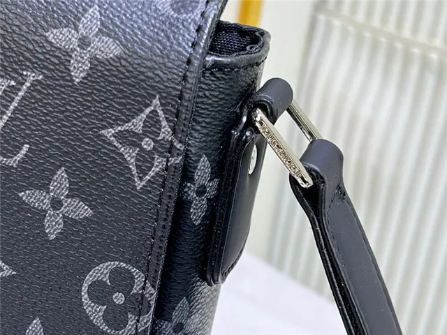 Bolsa mensageira Louis Vuitton Monogram em lona com aba 15