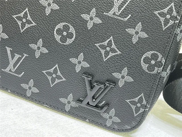 Bolsa mensageira Louis Vuitton Monogram em lona com aba 16