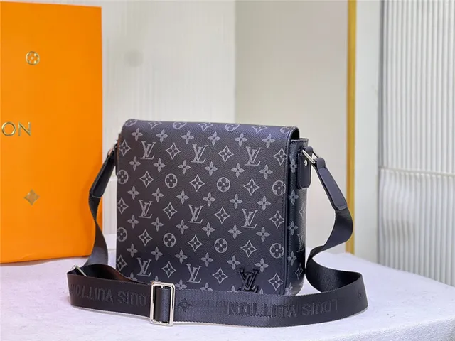 Bolsa mensageira Louis Vuitton Monogram em lona com aba 17