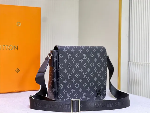 Bolsa mensageira Louis Vuitton Monogram em lona com aba 18