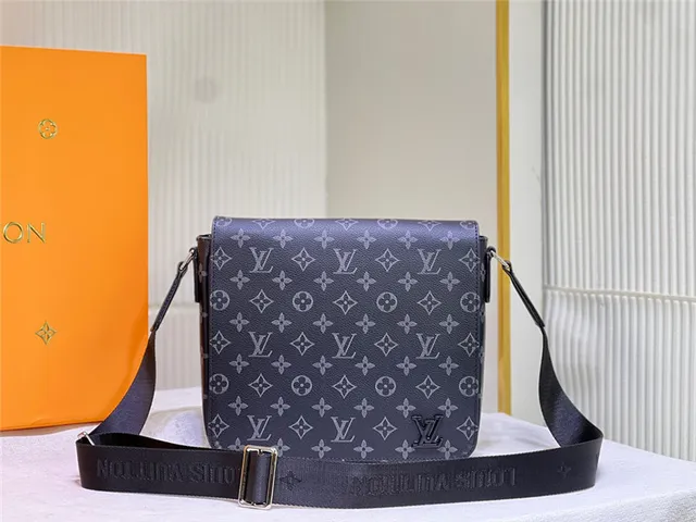 Bolsa mensageira Louis Vuitton Monogram em lona com aba 19
