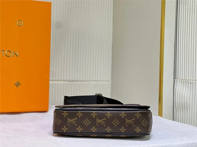 Bolsa mensageira Louis Vuitton Monogram em lona com aba 22