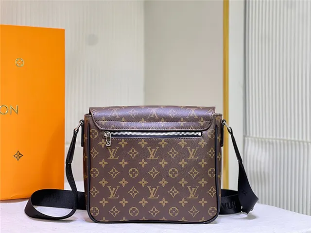 Bolsa mensageira Louis Vuitton Monogram em lona com aba 23