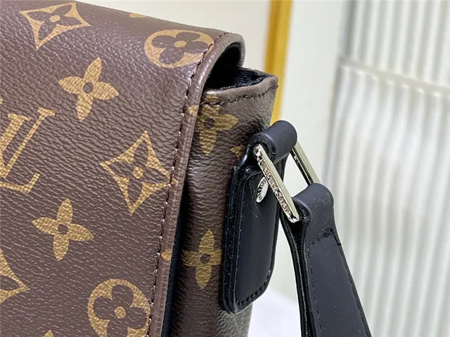 Bolsa mensageira Louis Vuitton Monogram em lona com aba 24