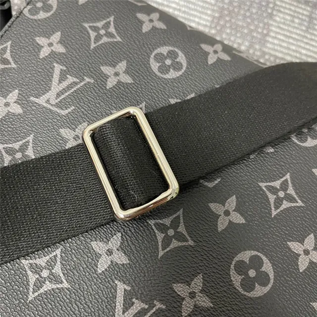 Louis Vuitton Monogram Eclipse 信使包 4