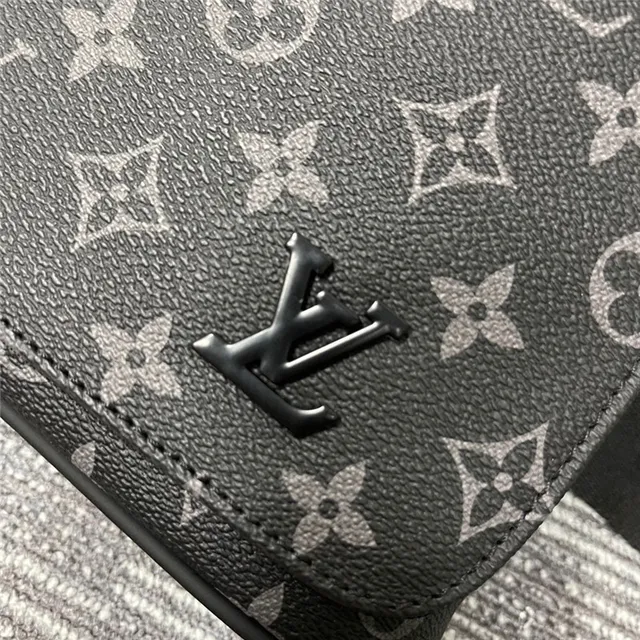 Louis Vuitton Monogram Eclipse 信使包 6