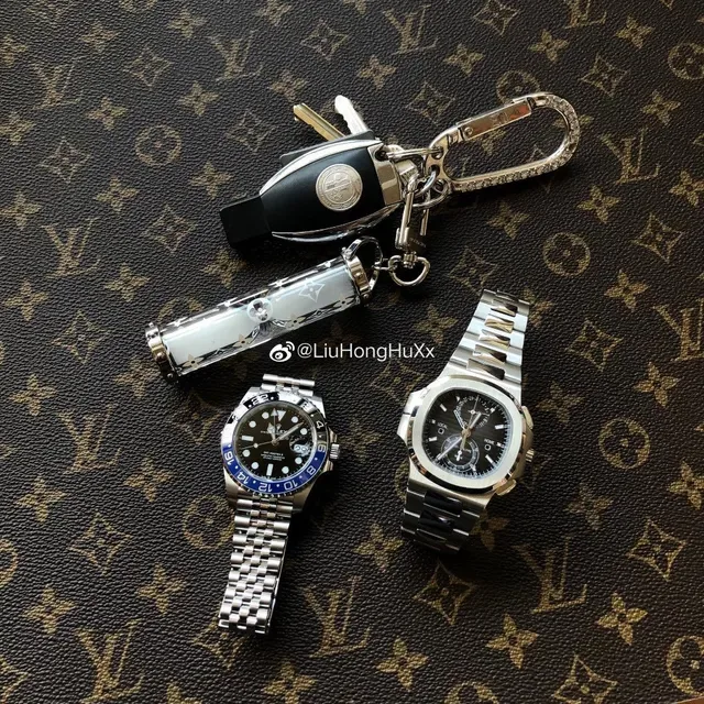 Louis Vuitton Monogram Hourglass Keychain Transparent Crossbody Bag 4