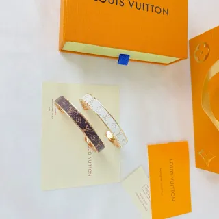 Louis Vuitton Monogram سوار جلد بني وأبيض ذهبي