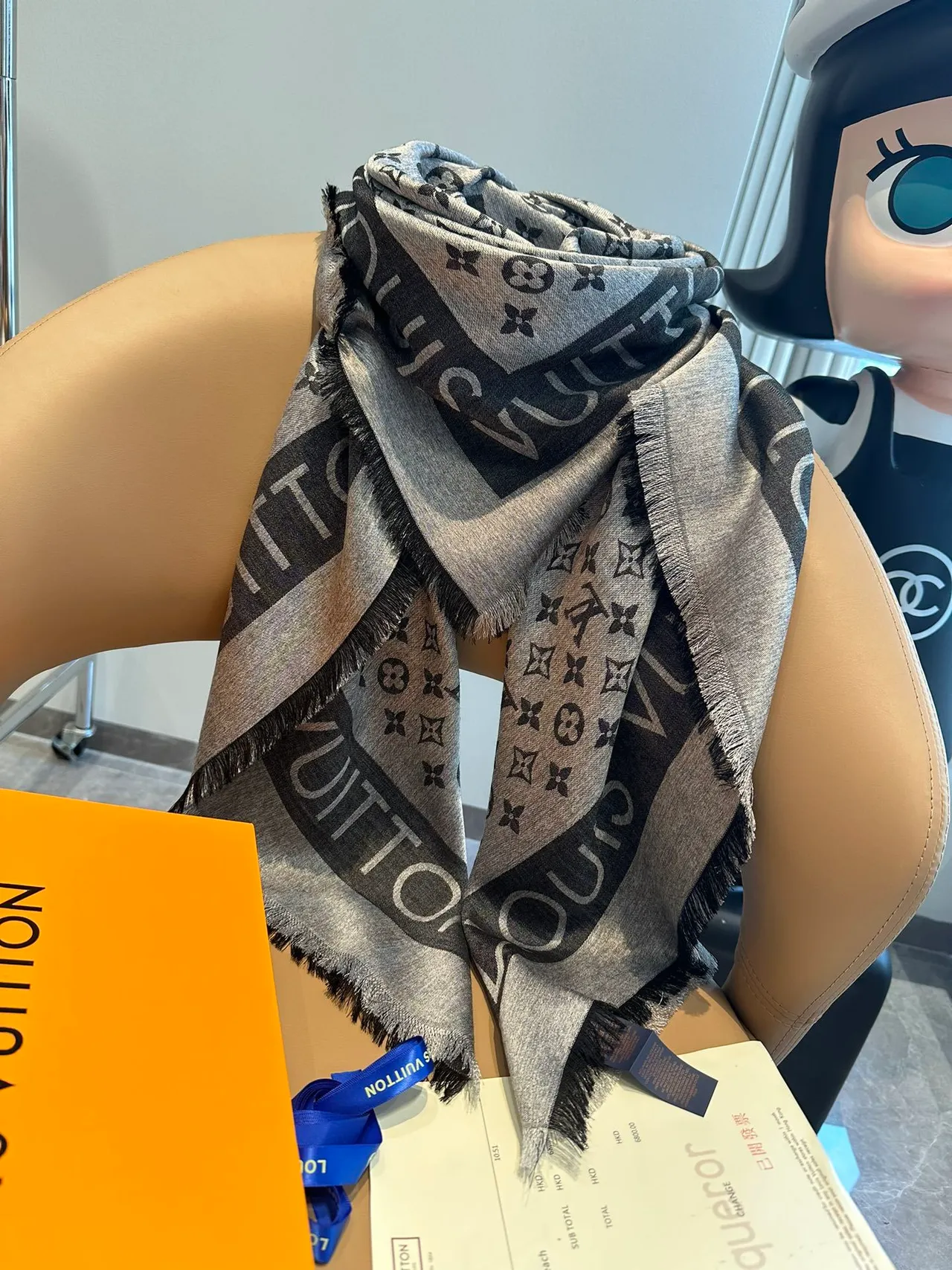 Louis Vuitton Monogram Letter-Band شال فرنج 6