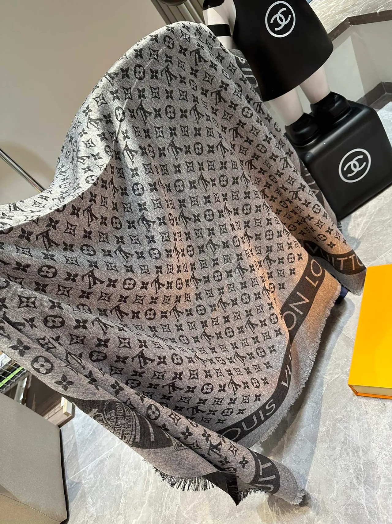 Louis Vuitton Monogram Letter-Band شال فرنج 7