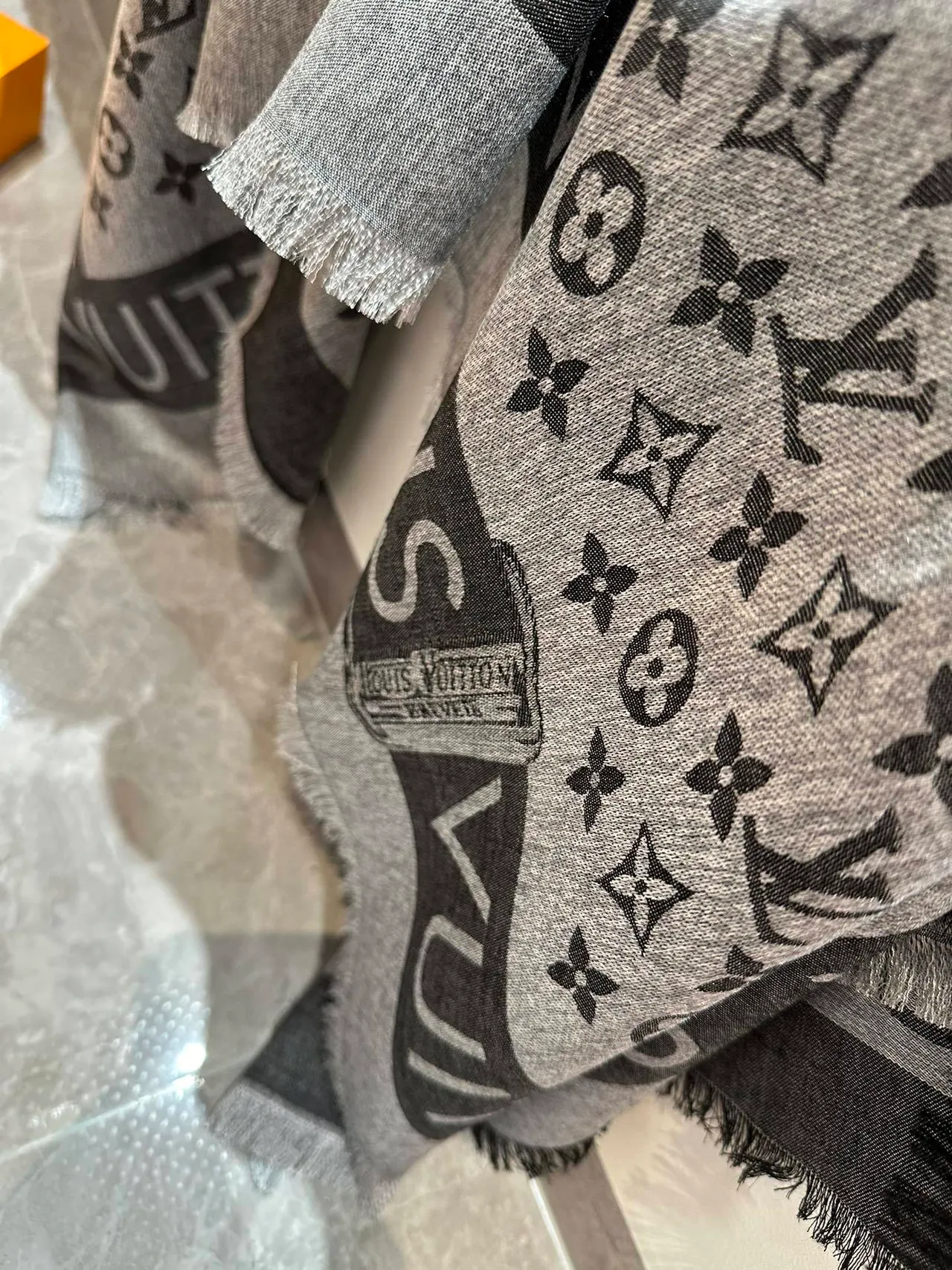 Louis Vuitton Monogram Letter-Band شال فرنج 8