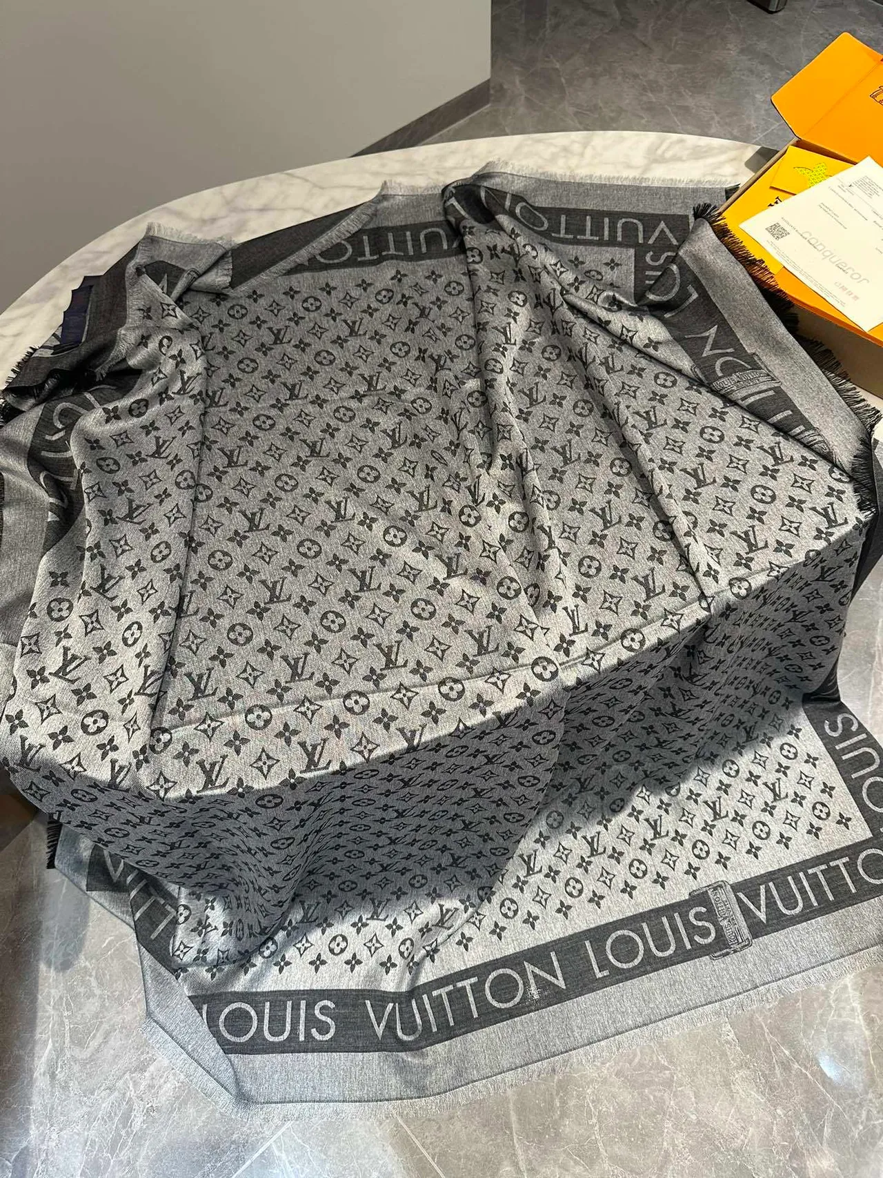 Louis Vuitton Monogram Letter-Band شال فرنج 9