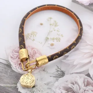 Pulseira Louis Vuitton Monogram Lock Marrom Dourado Lona Hardware