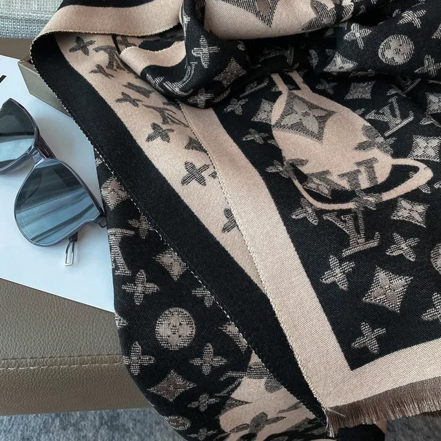 Louis Vuitton Monogram xale oversized com franjas 2