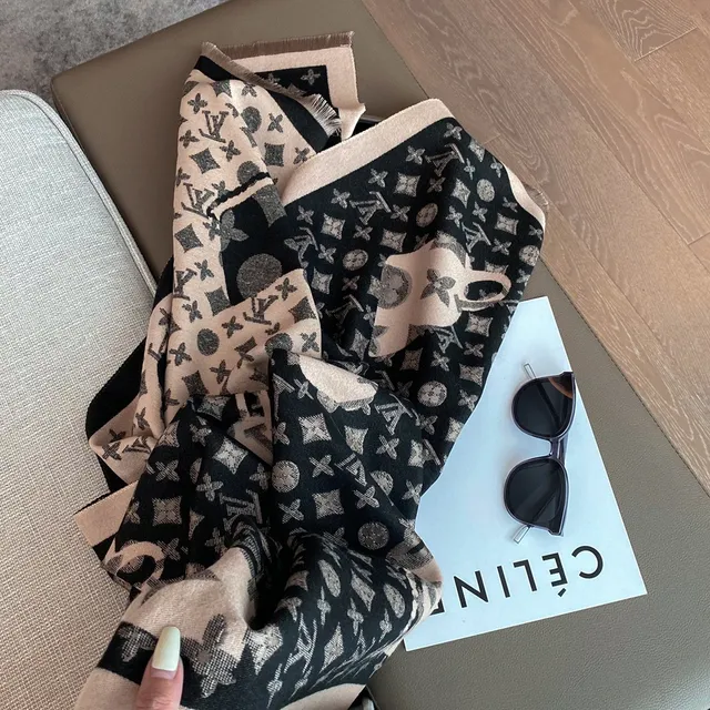 Louis Vuitton Monogram xale oversized com franjas 3