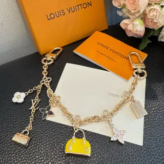 Louis Vuitton Monogram World Tour गोल्ड मल्टीकलर चेन मल्टी चार्म कंगन