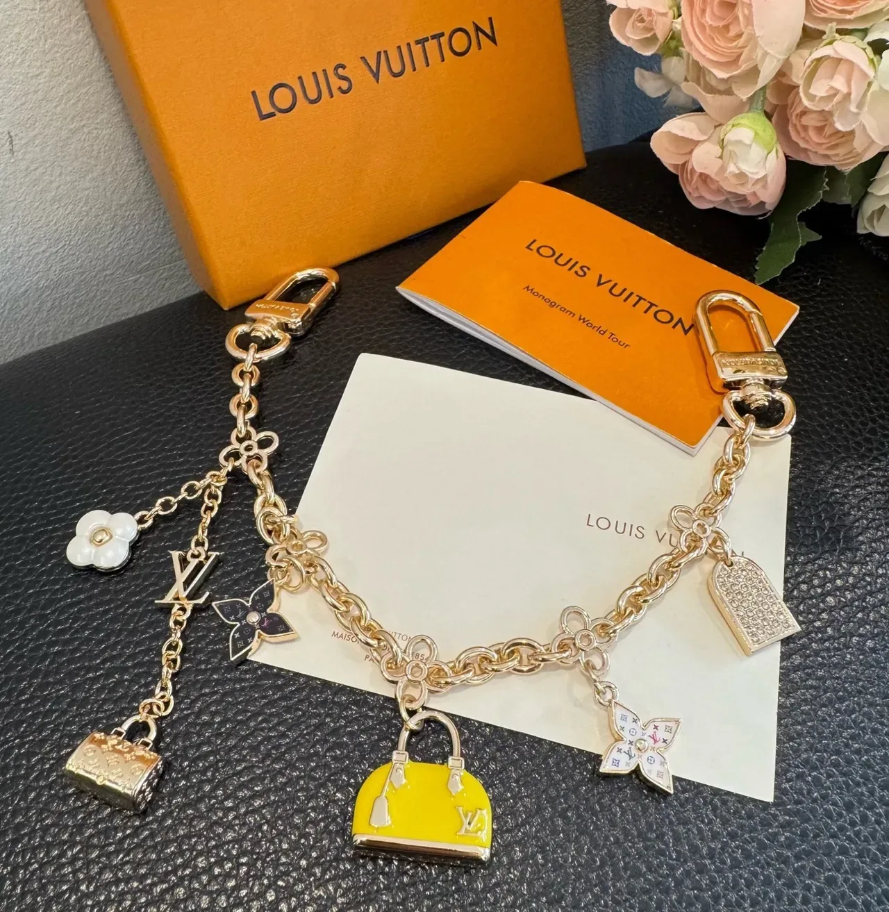 Louis Vuitton Monogram World Tour Bracelet Chaîne Dorée Multicolore Multi-Charm 1