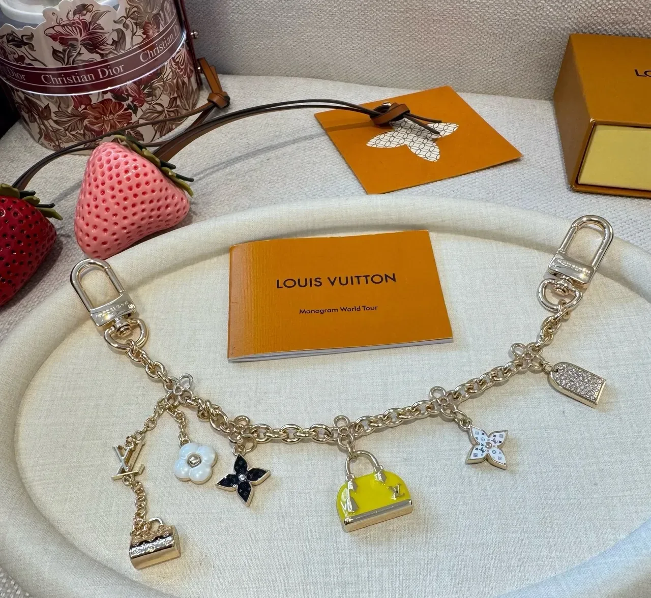 Louis Vuitton Monogram World Tour Bracelet Chaîne Dorée Multicolore Multi-Charm 3