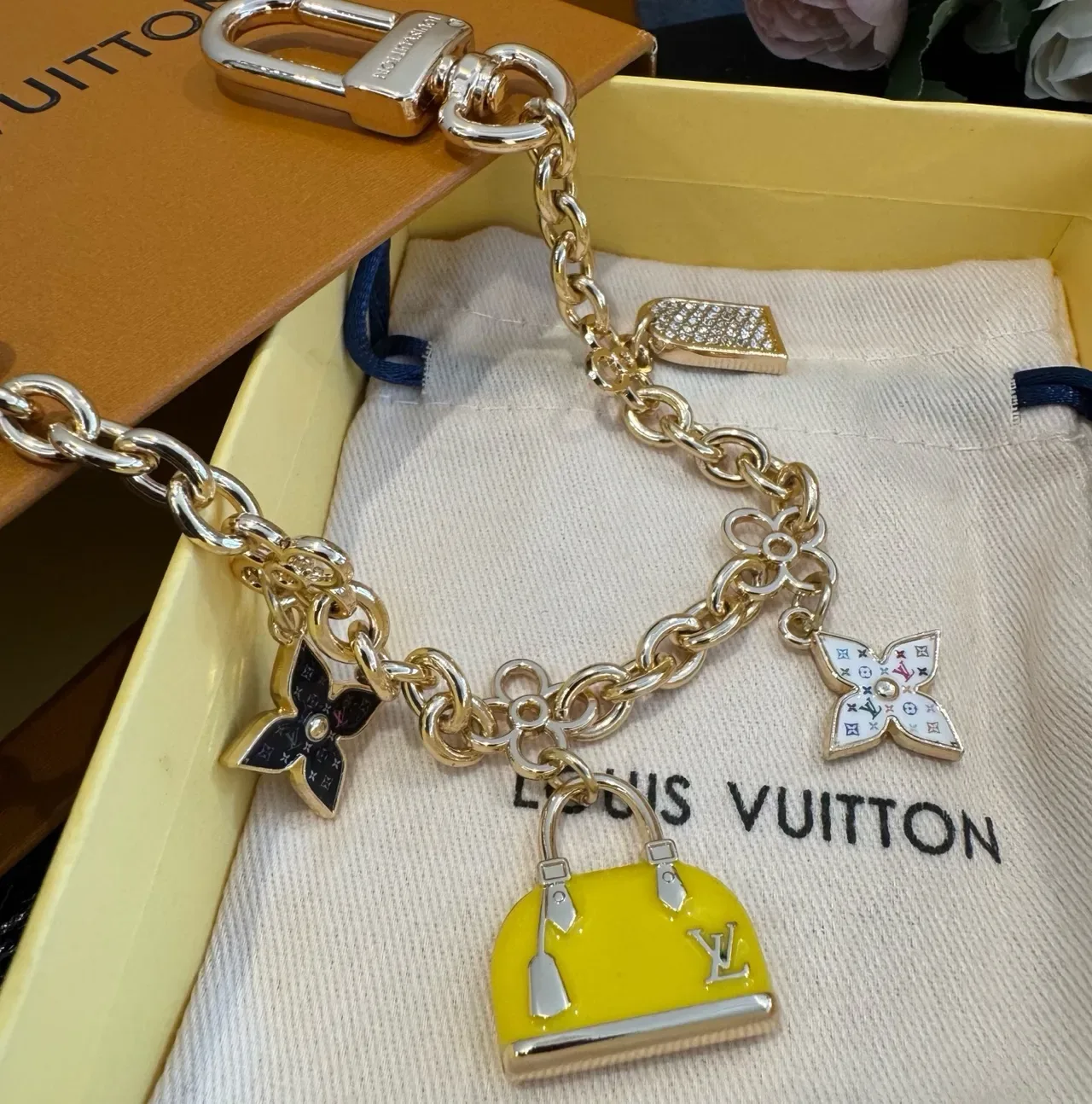 Louis Vuitton Monogram World Tour Bracelet Chaîne Dorée Multicolore Multi-Charm 6