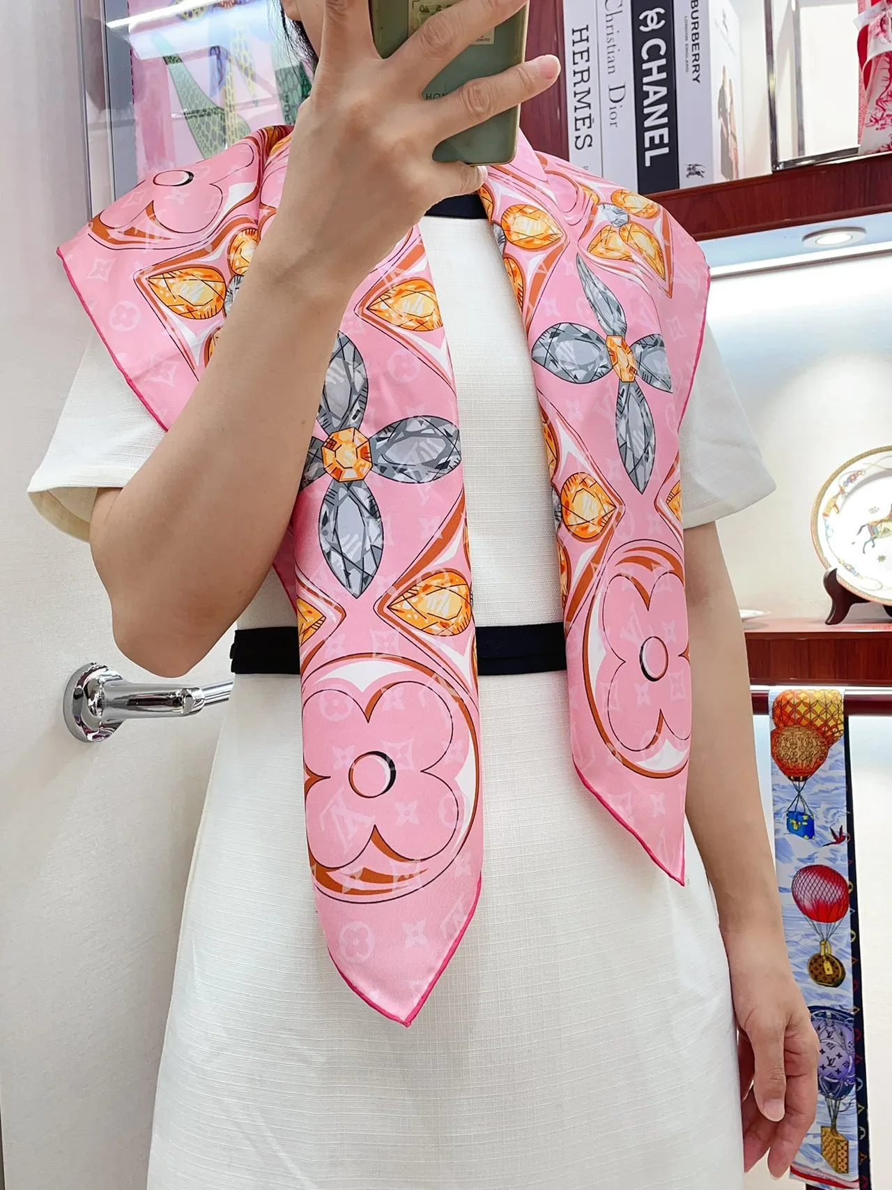 Cachecol de Seda Louis Vuitton com Impressão de Gemas Rosadas 2