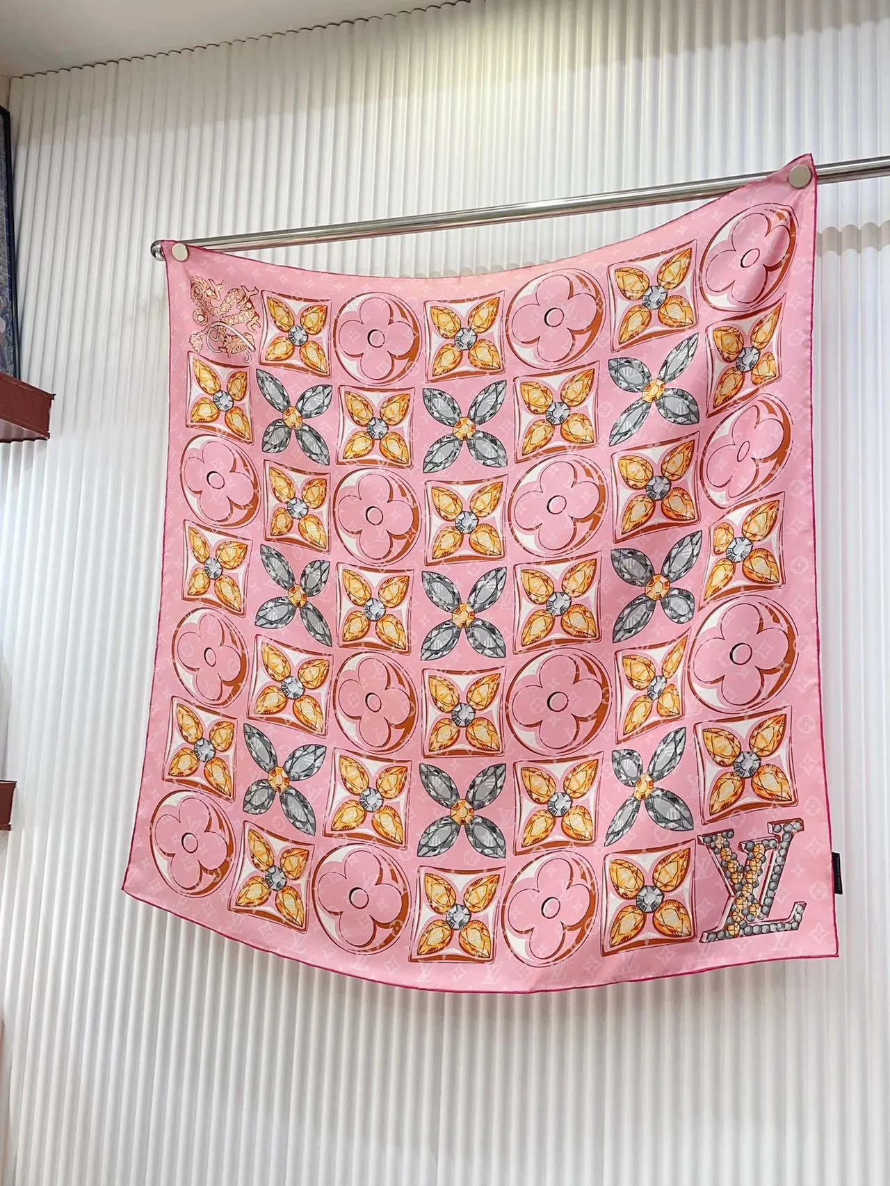 Cachecol de Seda Louis Vuitton com Impressão de Gemas Rosadas 5