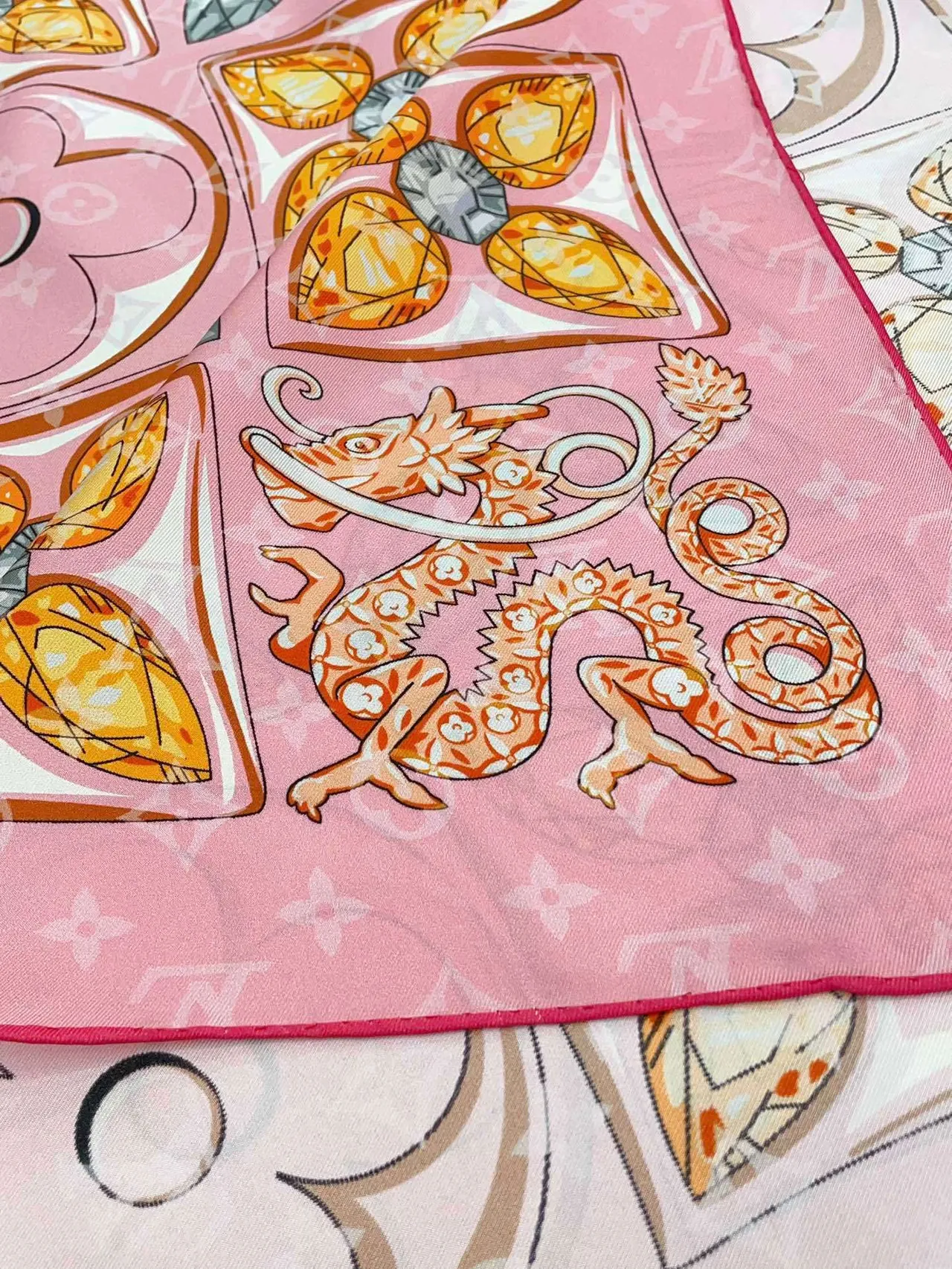 Cachecol de Seda Louis Vuitton com Impressão de Gemas Rosadas 6