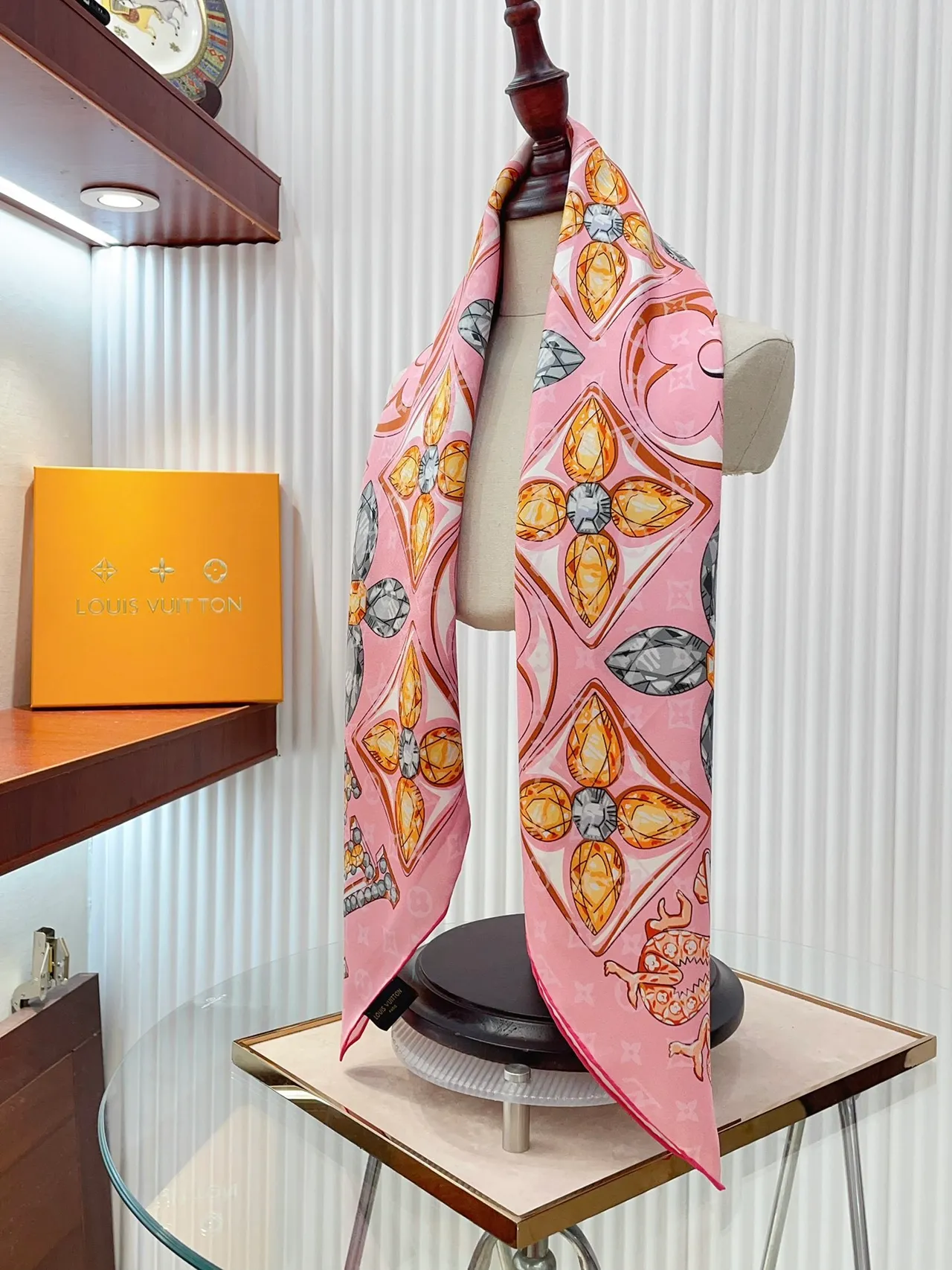 Cachecol de Seda Louis Vuitton com Impressão de Gemas Rosadas 8