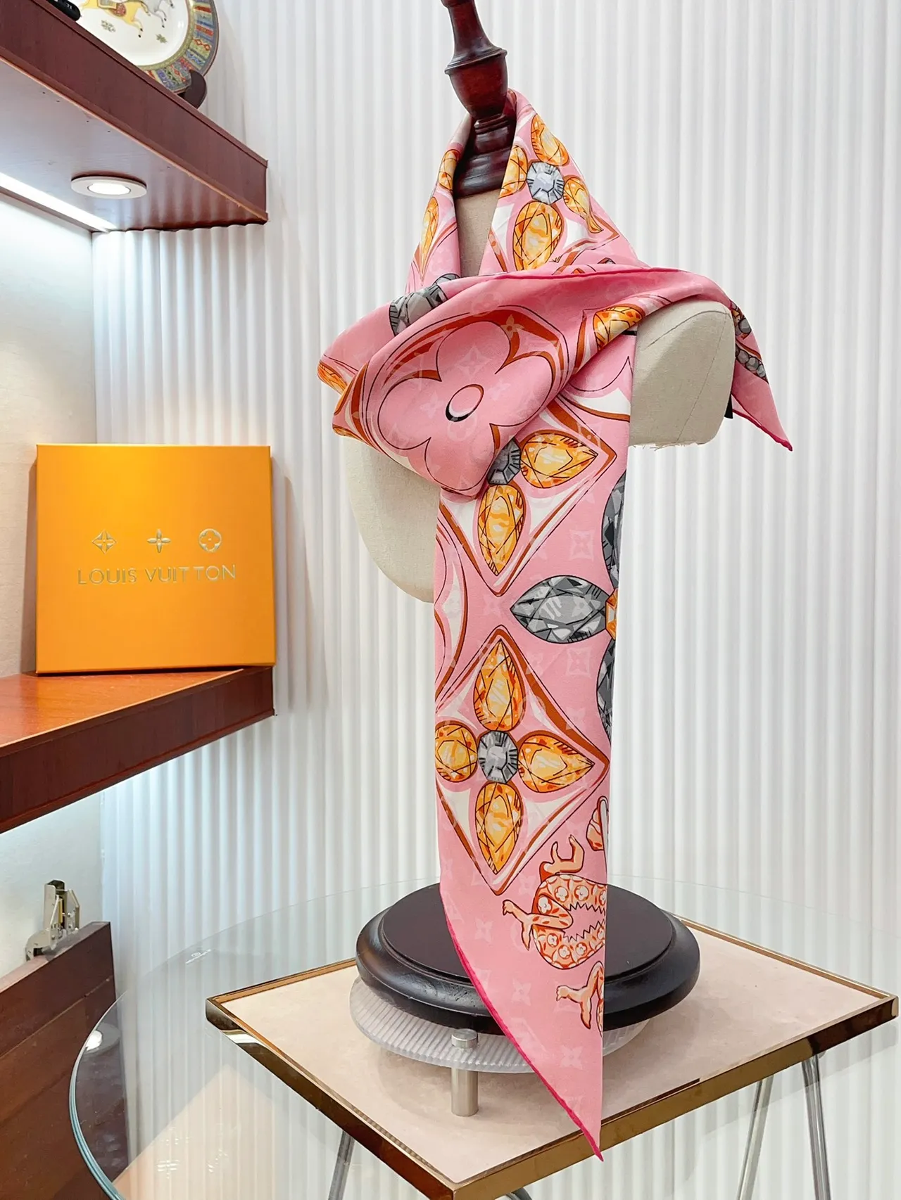 Cachecol de Seda Louis Vuitton com Impressão de Gemas Rosadas 9