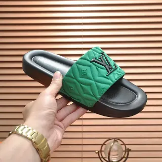Louis Vuitton क्विल्टेड स्लाइड हरे और काले स्लिपर्स