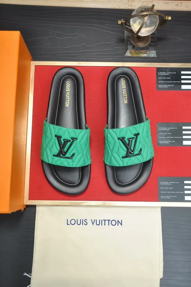 Louis Vuitton Quilted Slide Verde e Preto sandálias 2