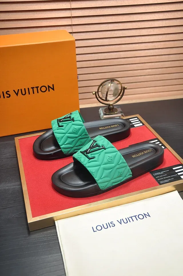 Louis Vuitton Quilted Slide Verde e Preto sandálias 4