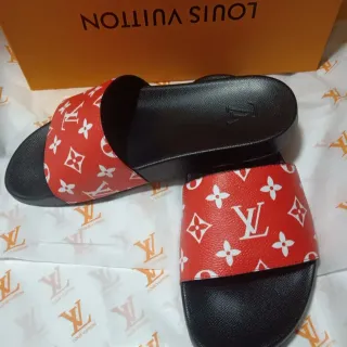 Louis Vuitton लाल काला मोनोग्राम प्रिंट स्ट्रैप मोल्डेड रबर सोल स्लिपर्स