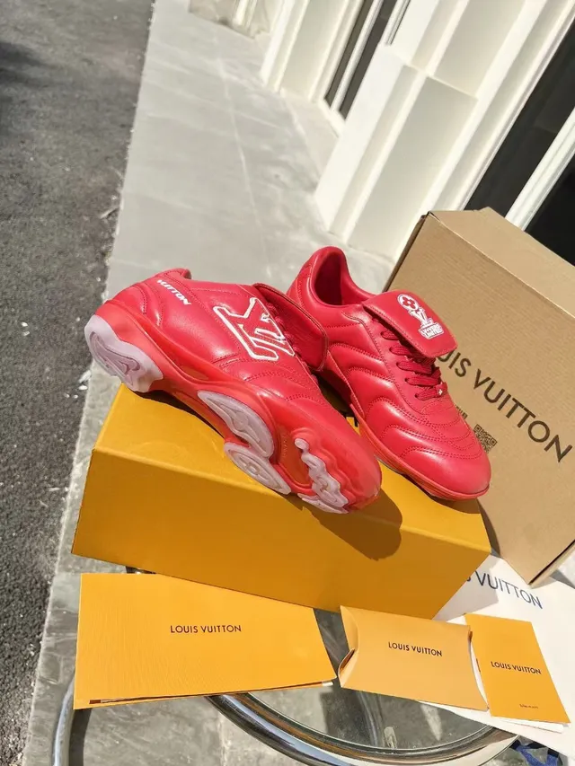 Louis Vuitton Run Away sapatos de futebol de couro quiltado vermelho para grama 2