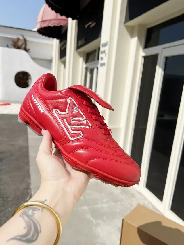 Louis Vuitton Run Away sapatos de futebol de couro quiltado vermelho para grama 4