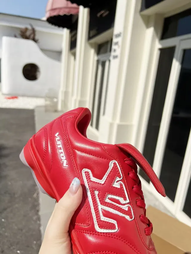 Louis Vuitton Run Away sapatos de futebol de couro quiltado vermelho para grama 7