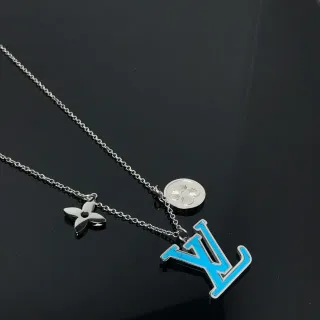 Collier Louis Vuitton Bleu Argent Multi-Charm avec accents d'émail