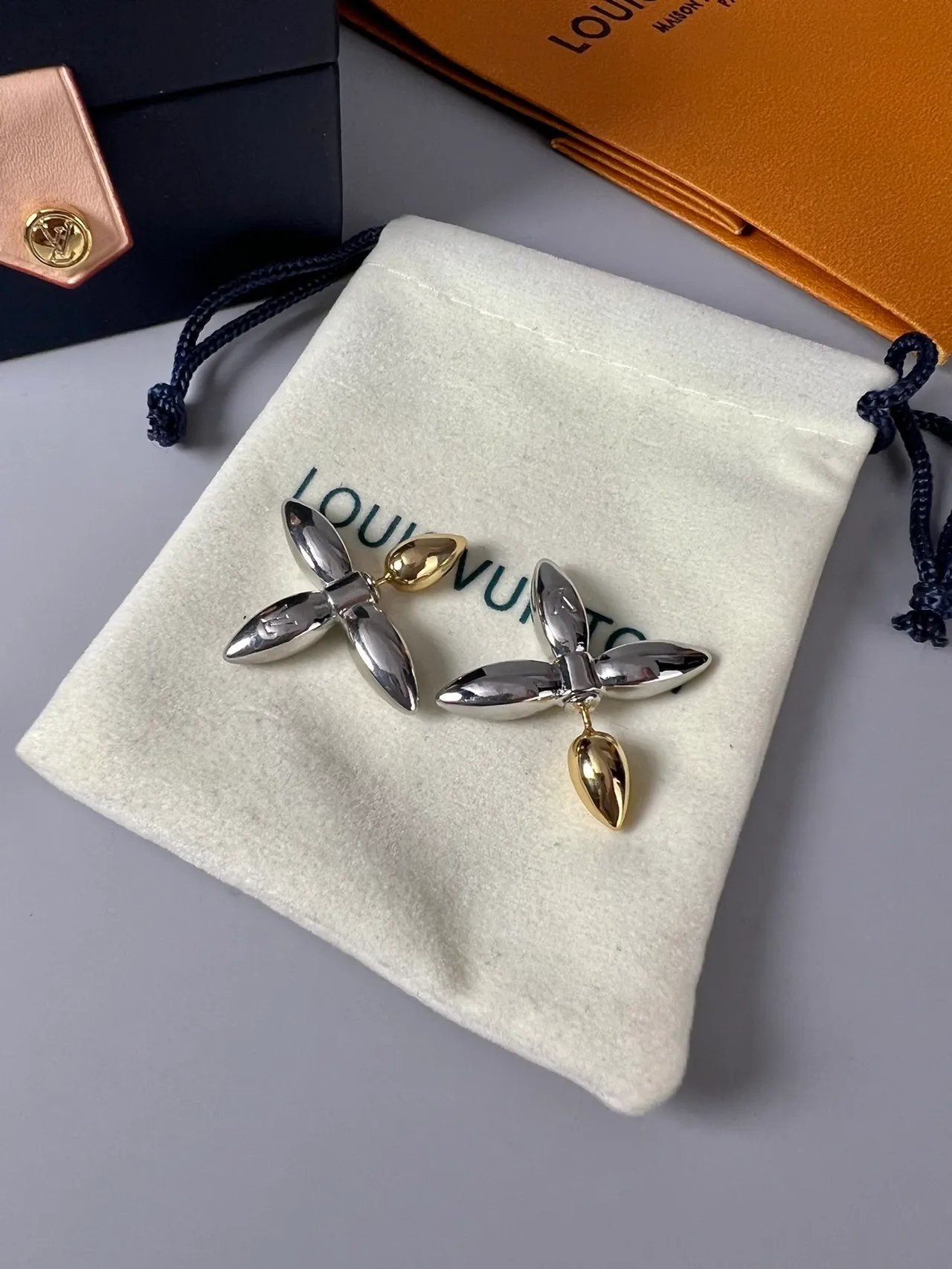 Louis Vuitton brincos florais de prata e ouro polidos metálicos de duas cores 2