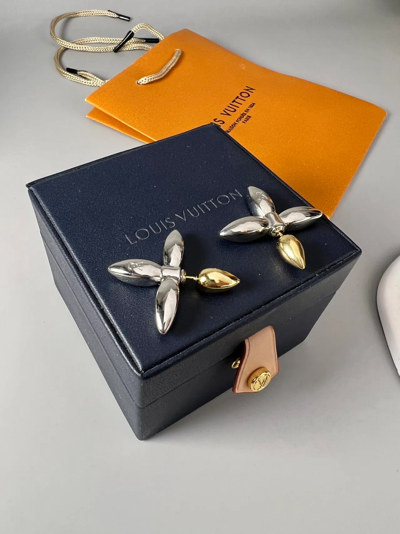 Louis Vuitton brincos florais de prata e ouro polidos metálicos de duas cores 3
