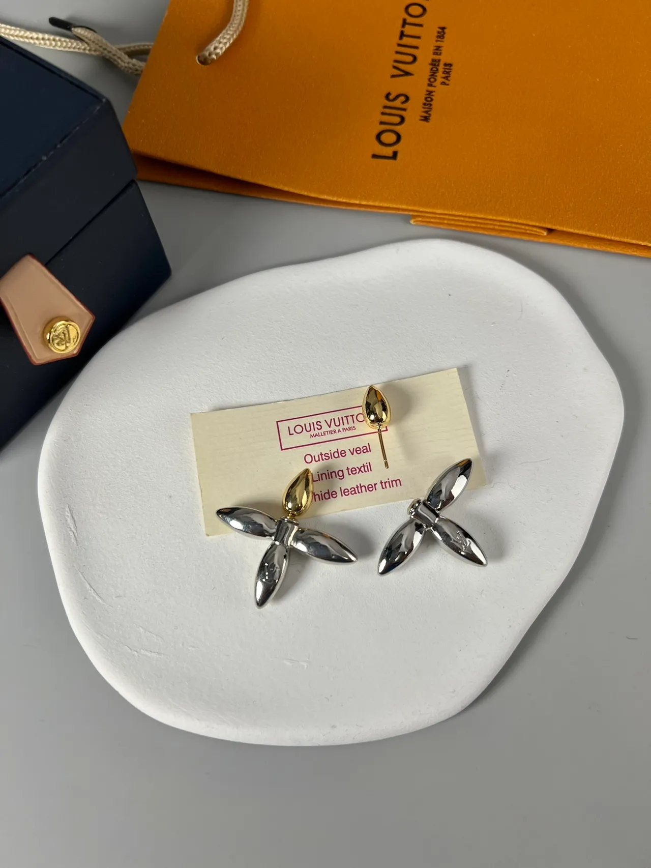 Louis Vuitton brincos florais de prata e ouro polidos metálicos de duas cores 5