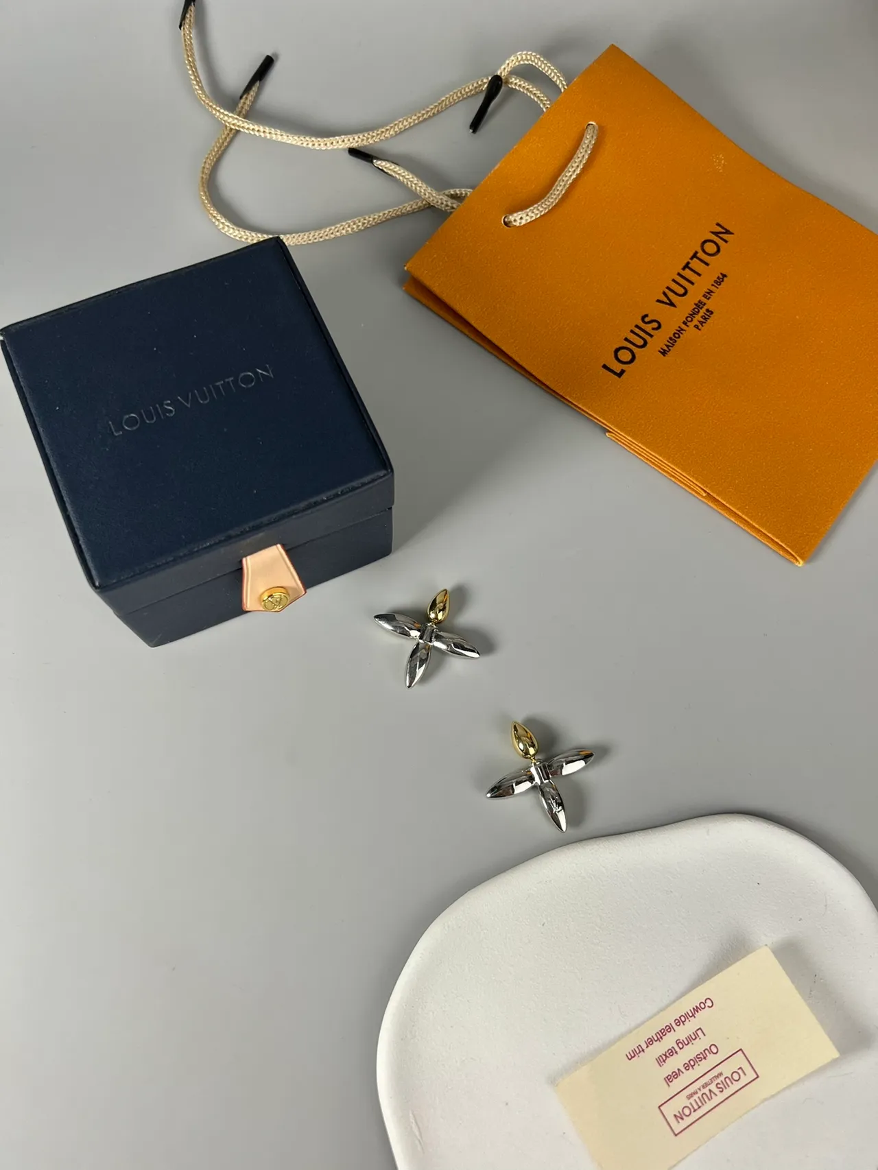 Louis Vuitton brincos florais de prata e ouro polidos metálicos de duas cores 6