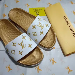 Louis Vuitton Slide सफेद सोना मोनोग्राम पट्टी टेक्स्चर्ड सोल चप्पल