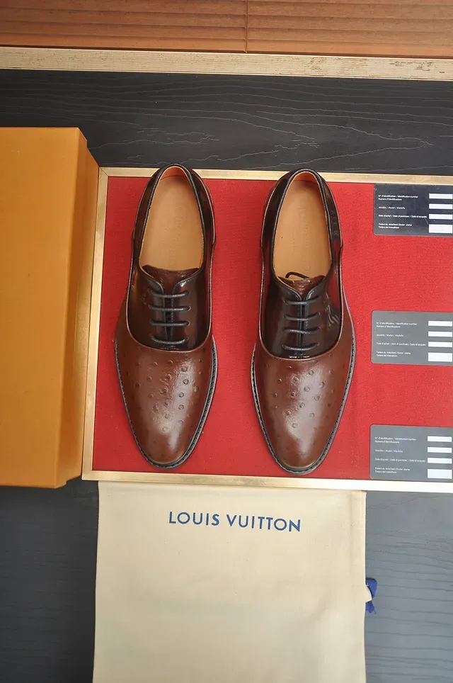 Louis Vuitton Sapatos Oxford de dois tons com embossagem de avestruz e bico cap-toe 5