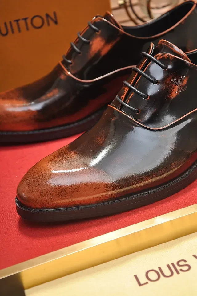 Louis Vuitton Chaussures Oxford en cuir de patina bicolore à embout 2