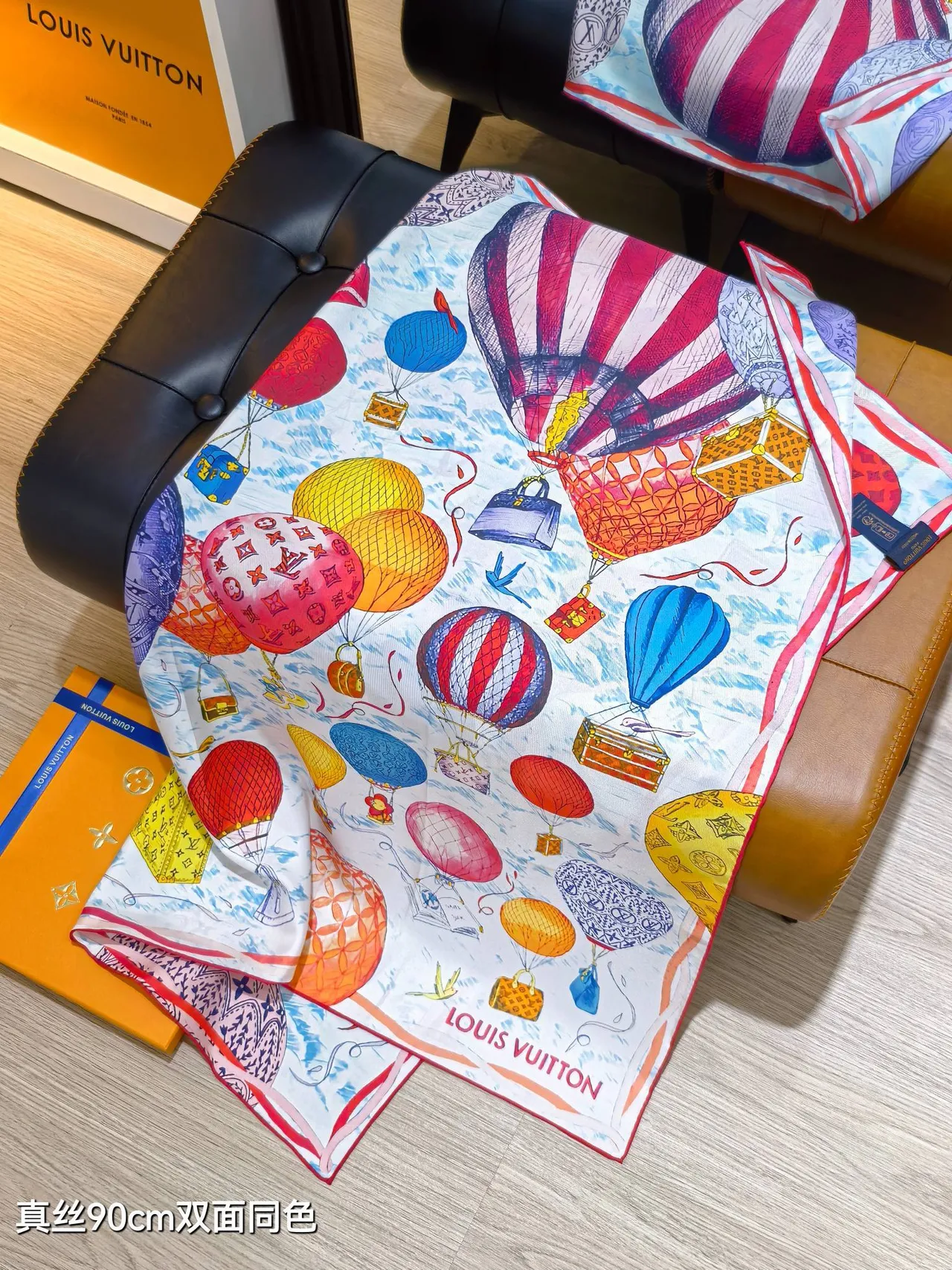 Louis Vuitton Up And Away impression de ballon à air chaud multicolore LV monogramme intégration écharpe en soie 6