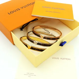 Louis Vuitton V مجموعة Monogram Canvas و سوار بانجل ذهبي