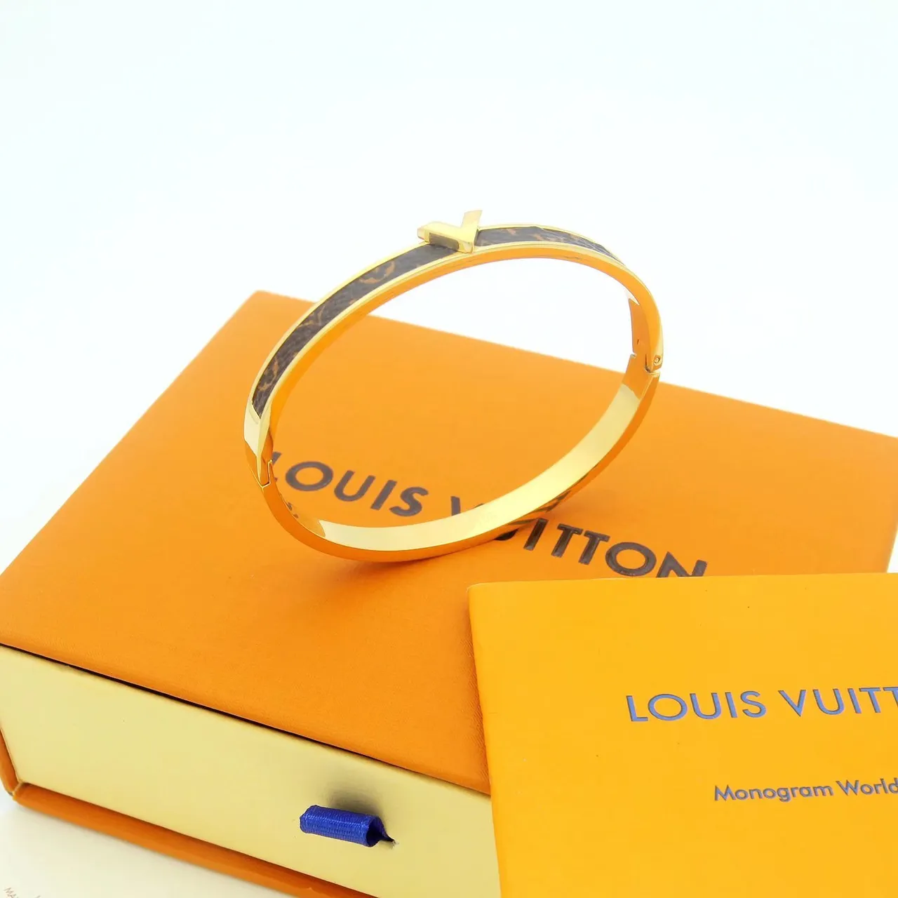 Louis Vuitton V Collection Monogram Canvas e Braceletes Bangle em tom dourado 2