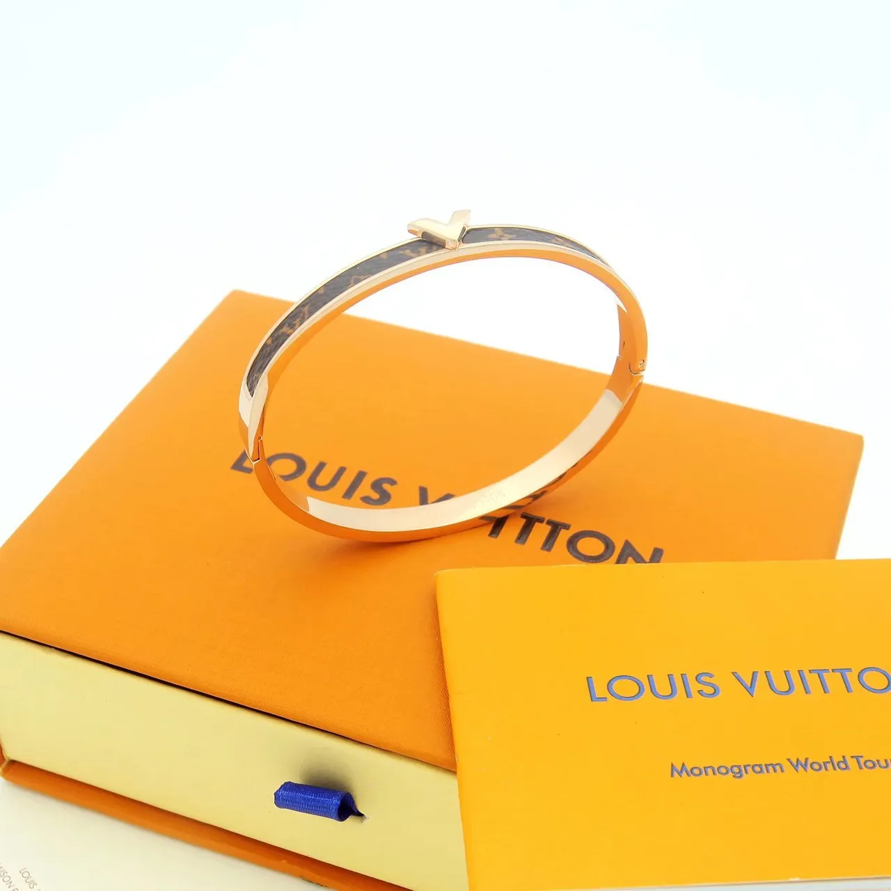 Louis Vuitton V Collection Monogram Canvas e Braceletes Bangle em tom dourado 3