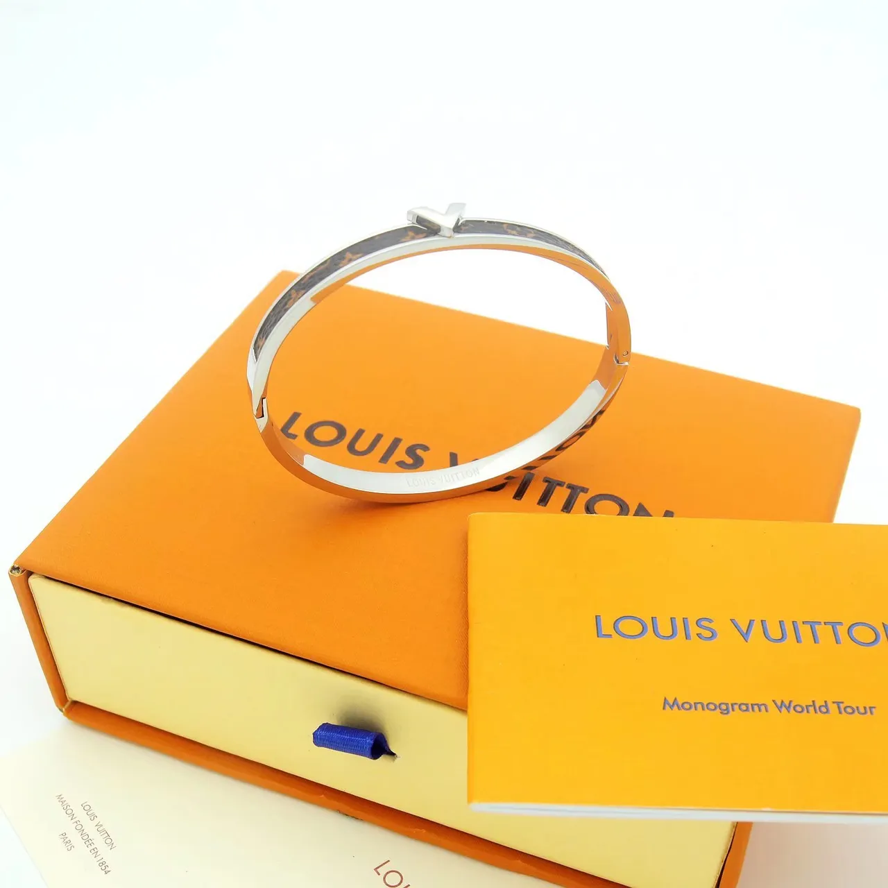 Louis Vuitton V Collection Monogram Canvas e Braceletes Bangle em tom dourado 4