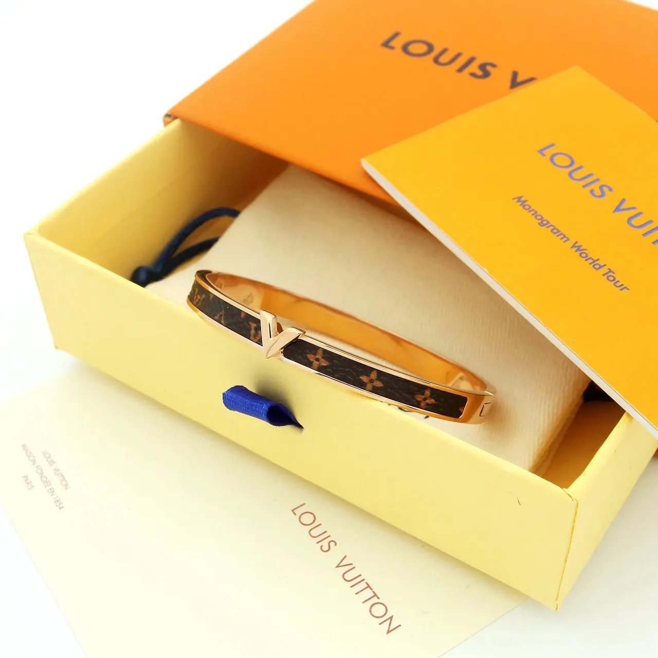 Louis Vuitton V Collection Monogram Canvas e Braceletes Bangle em tom dourado 6