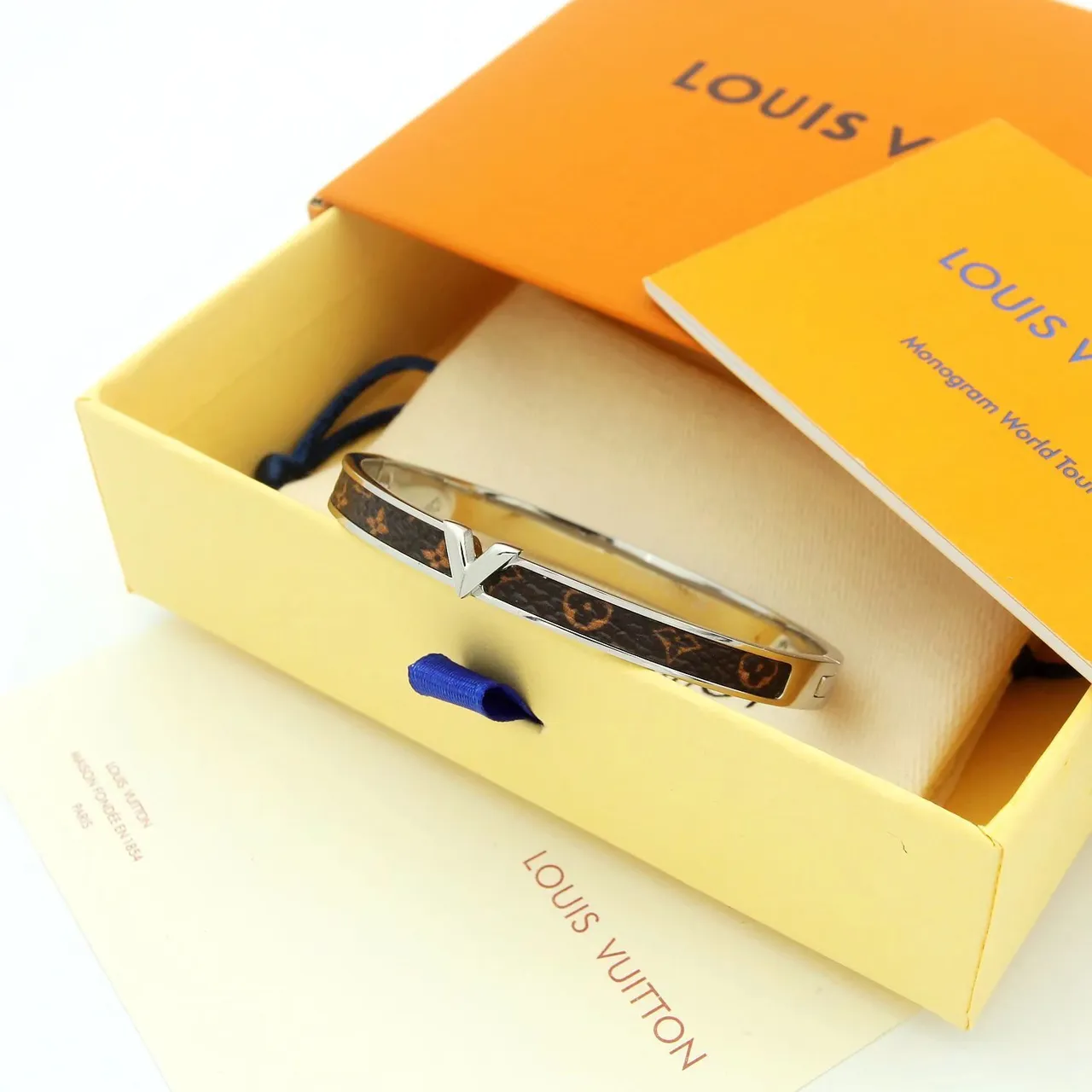 Louis Vuitton V Collection Monogram Canvas e Braceletes Bangle em tom dourado 7